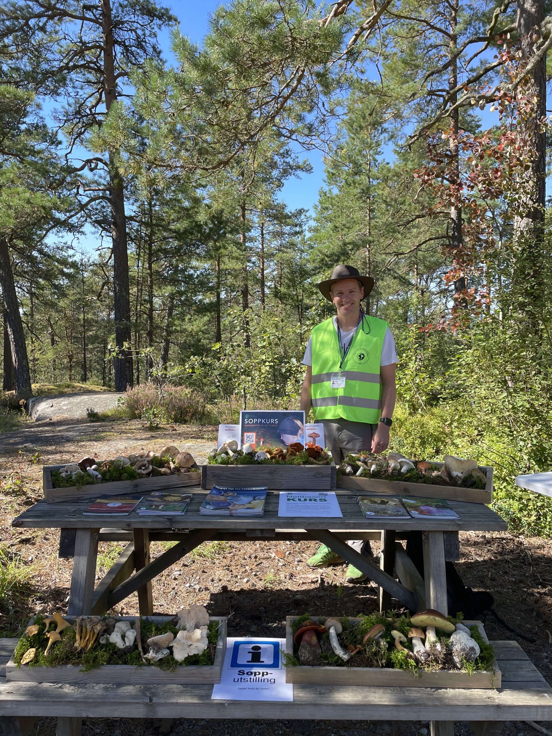 Soppsakkyndig Andreas Tangen med utstilling i forbindelse med soppkontroll på Skansehytta